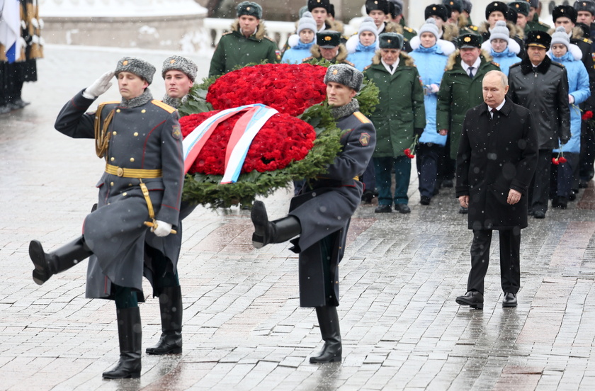 Putin attends wreath-laying ceremony on Defender of the Fatherland Day - RIPRODUZIONE RISERVATA