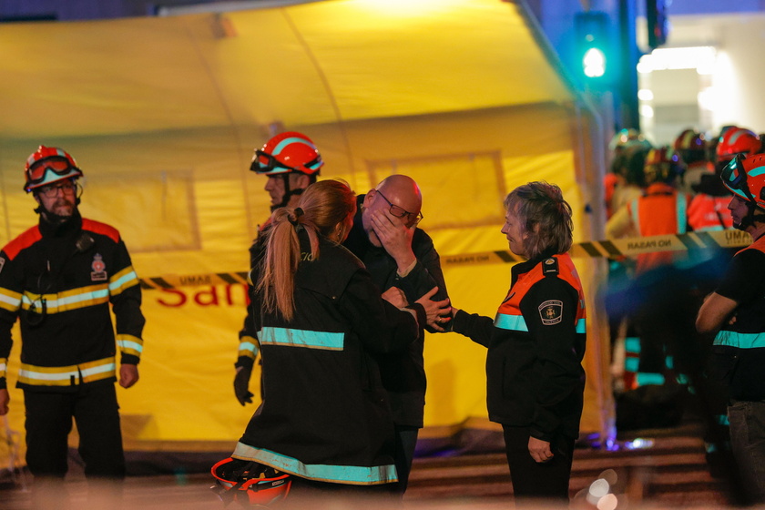 At least seven people were injured in huge fire in 14-story residential building in Valencia - RIPRODUZIONE RISERVATA