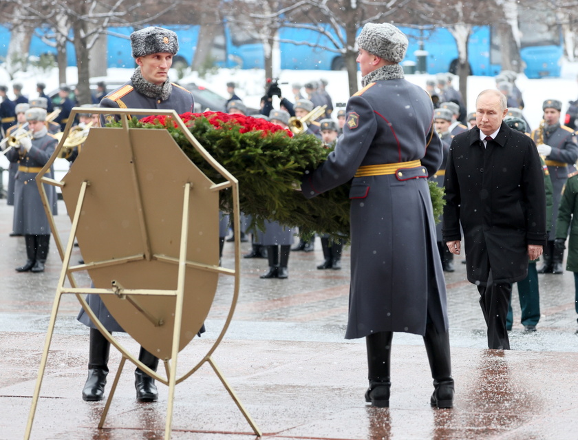 Putin attends wreath-laying ceremony on Defender of the Fatherland Day - RIPRODUZIONE RISERVATA