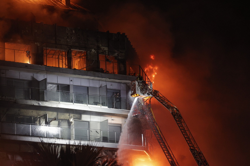 At least seven people were injured in huge fire in 14-story residential building in Valencia - RIPRODUZIONE RISERVATA