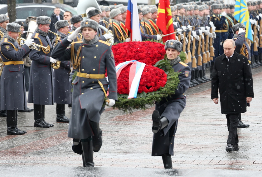 Putin attends wreath-laying ceremony on Defender of the Fatherland Day - RIPRODUZIONE RISERVATA