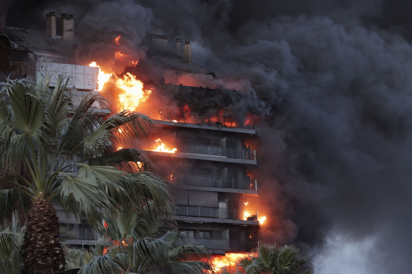 At least seven people were injured in huge fire in 14-story residential building in Valencia - RIPRODUZIONE RISERVATA