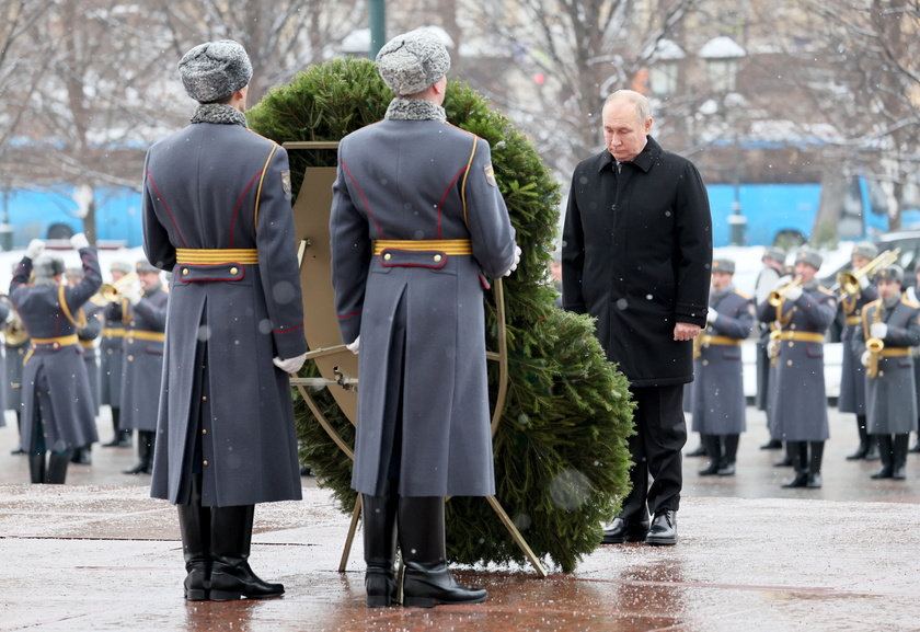 Putin attends wreath-laying ceremony on Defender of the Fatherland Day - RIPRODUZIONE RISERVATA