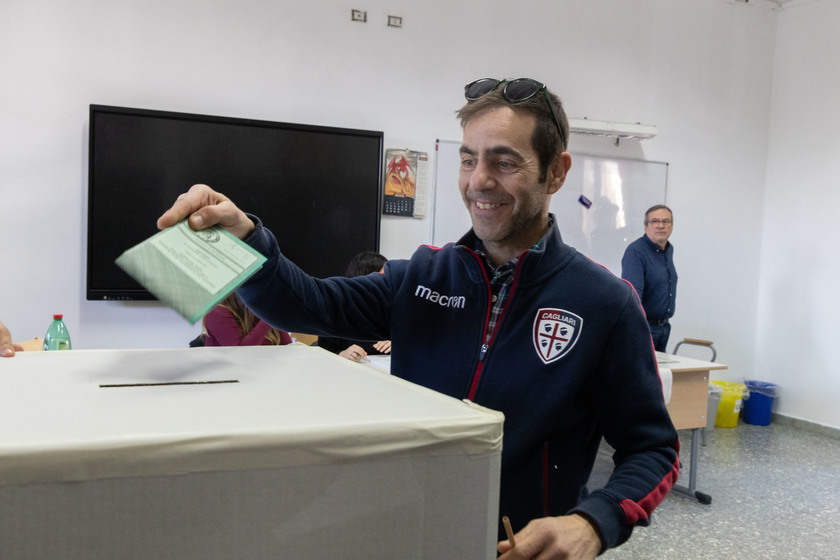 Seggi aperti in Sardegna, al via il voto per le regionali - RIPRODUZIONE RISERVATA