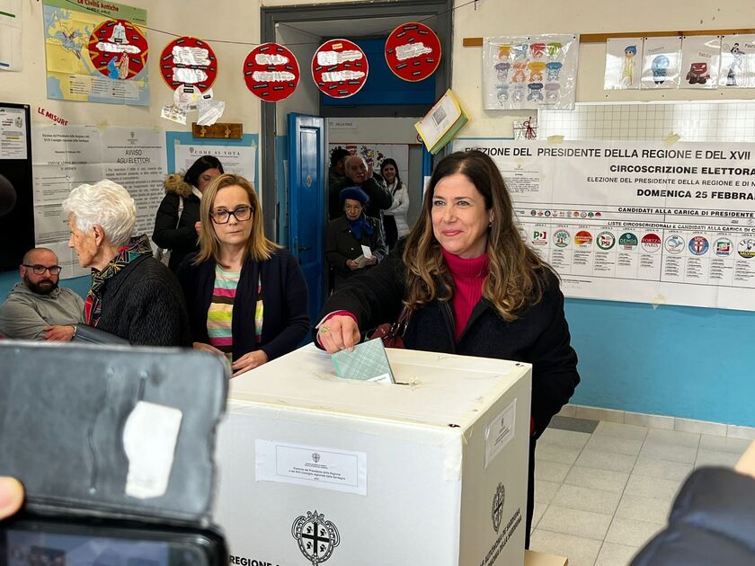 Alessandra Todde vota per le regionali - RIPRODUZIONE RISERVATA