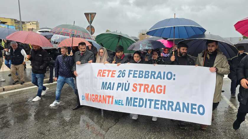 Corteo a Crotone per primo anniversario naufragio di Cutro - RIPRODUZIONE RISERVATA