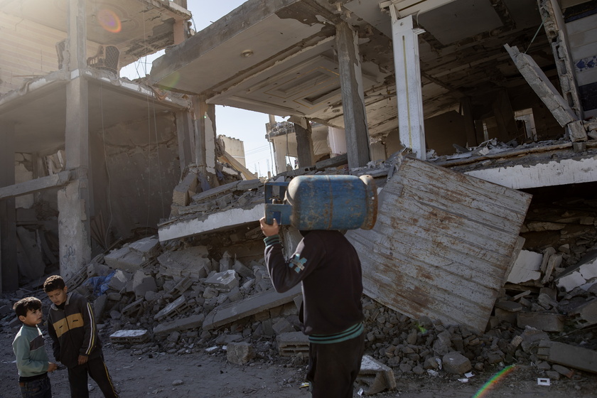 Palestinians search for survivors after Israeli airstrikes on southern Gaza - RIPRODUZIONE RISERVATA