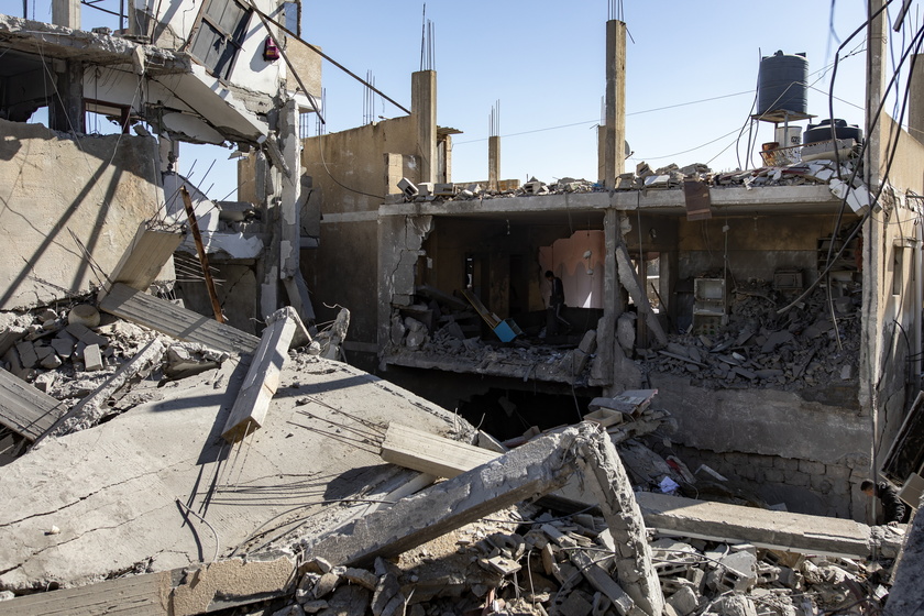 Palestinians search for survivors after Israeli airstrikes on southern Gaza - RIPRODUZIONE RISERVATA