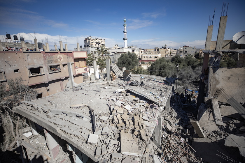 Palestinians search for survivors after Israeli airstrikes on southern Gaza - RIPRODUZIONE RISERVATA