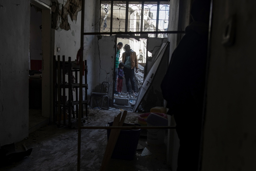 Palestinians search for survivors after Israeli airstrikes on southern Gaza - RIPRODUZIONE RISERVATA