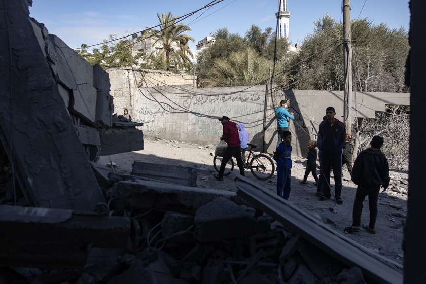 Palestinians search for survivors after Israeli airstrikes on southern Gaza - RIPRODUZIONE RISERVATA