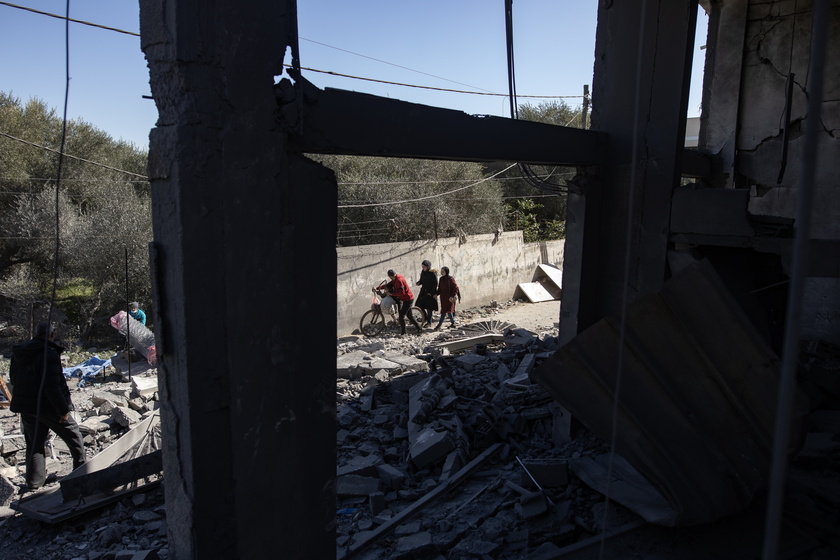 Palestinians search for survivors after Israeli airstrikes on southern Gaza - RIPRODUZIONE RISERVATA