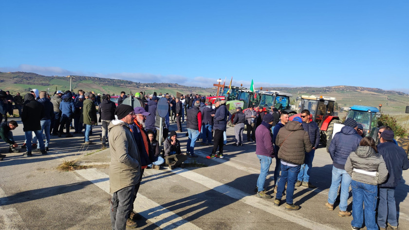 Protesta trattori, presidio sulla Sciacca-Palermo - RIPRODUZIONE RISERVATA