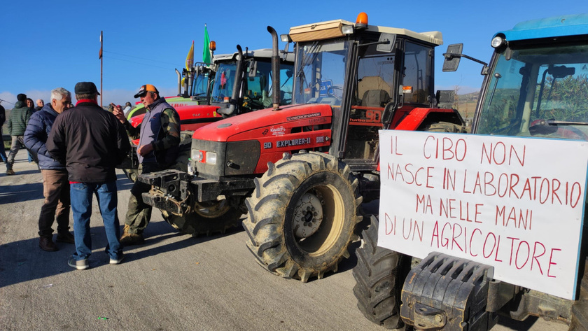 Protesta trattori, presidio sulla Sciacca-Palermo - RIPRODUZIONE RISERVATA