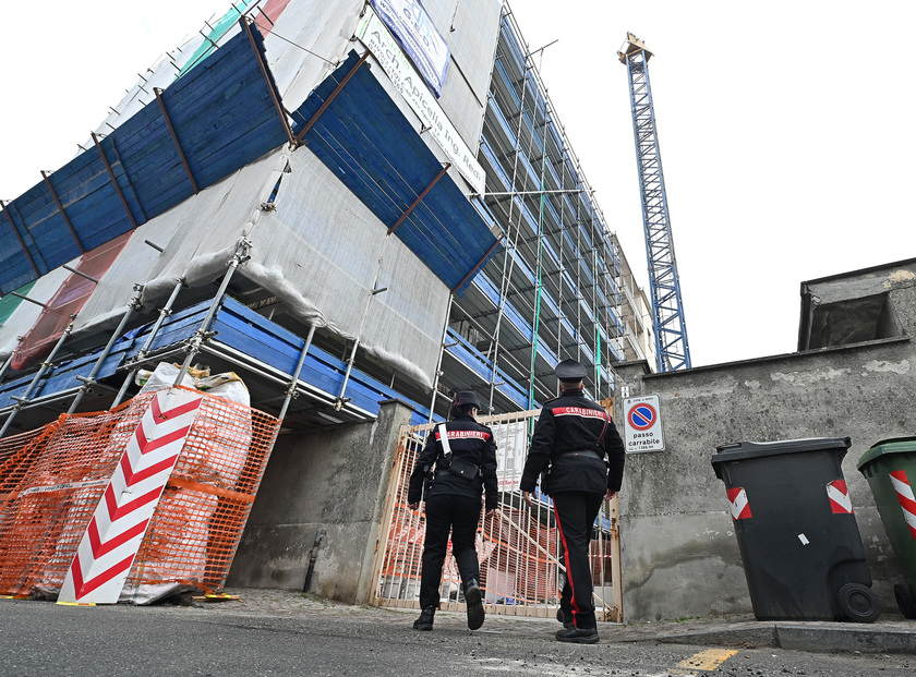 Cade montando una gru, morto un operaio nel Torinese - RIPRODUZIONE RISERVATA