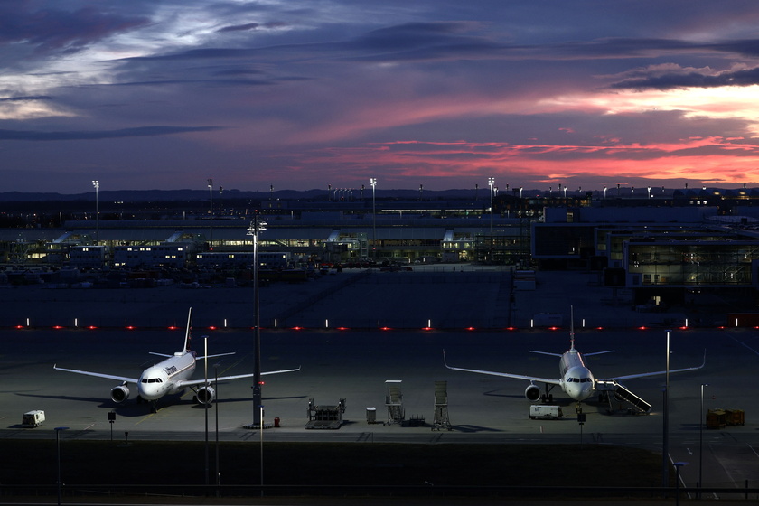 Lufthansa 's ground staff goes on 27-hour warning strike - RIPRODUZIONE RISERVATA