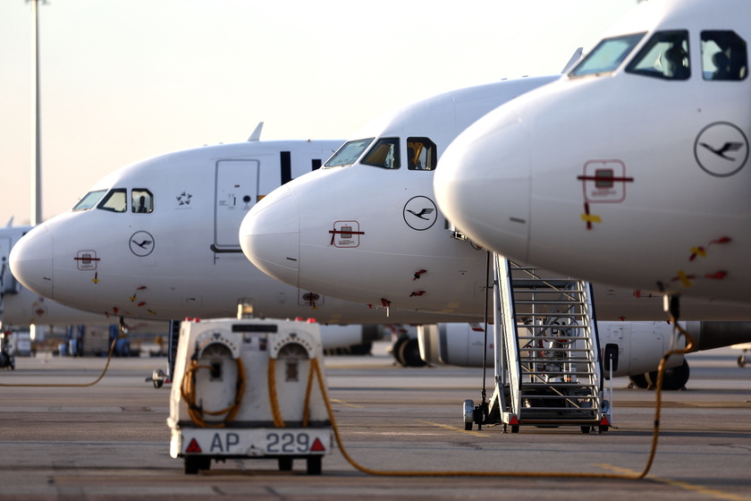 Lufthansa 's ground staff goes on 27-hour warning strike - RIPRODUZIONE RISERVATA