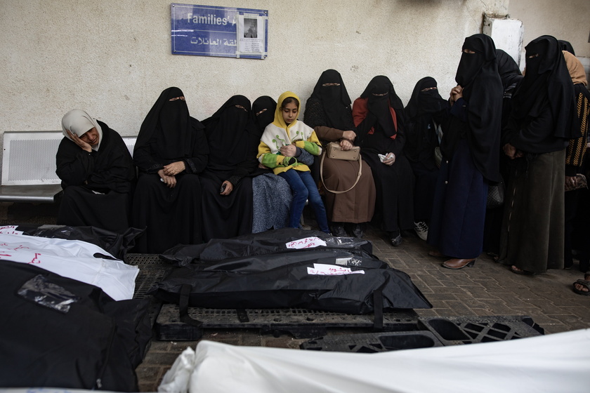 Palestinians mourn their dead following Israeli strike on Rafah camp - RIPRODUZIONE RISERVATA