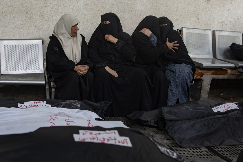 Palestinians mourn their dead following Israeli strike on Rafah camp - RIPRODUZIONE RISERVATA