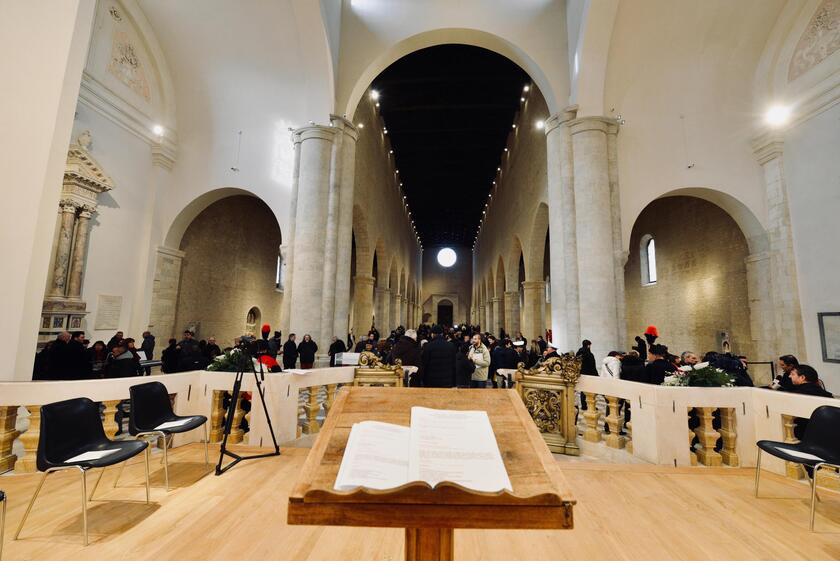 Una veduta interna della restaurata Basilica di Collemaggio a L 'Aquila - RIPRODUZIONE RISERVATA