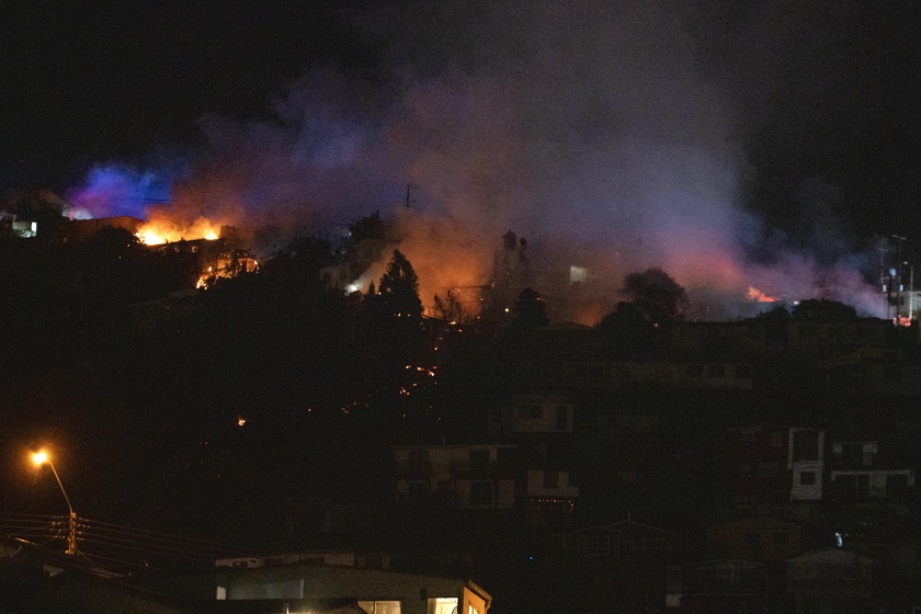 Torna l 'allarme incendi in Cile, otto zone evacuate a Valparaiso - RIPRODUZIONE RISERVATA