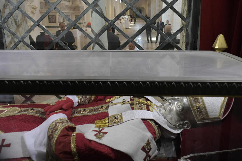 Le spoglie di San Bernardino nella basilica di Collemaggio - RIPRODUZIONE RISERVATA