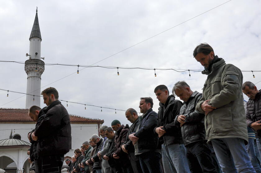 Muslims attend Ramadan Friday prayer at Old Turkish Bazar in Skopje © ANSA/EPA