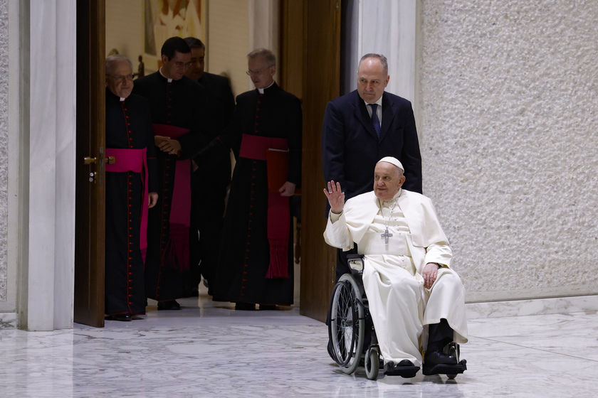 Il Papa,non mi sono ripreso. Fa leggere testo per Bambino Gesù - RIPRODUZIONE RISERVATA