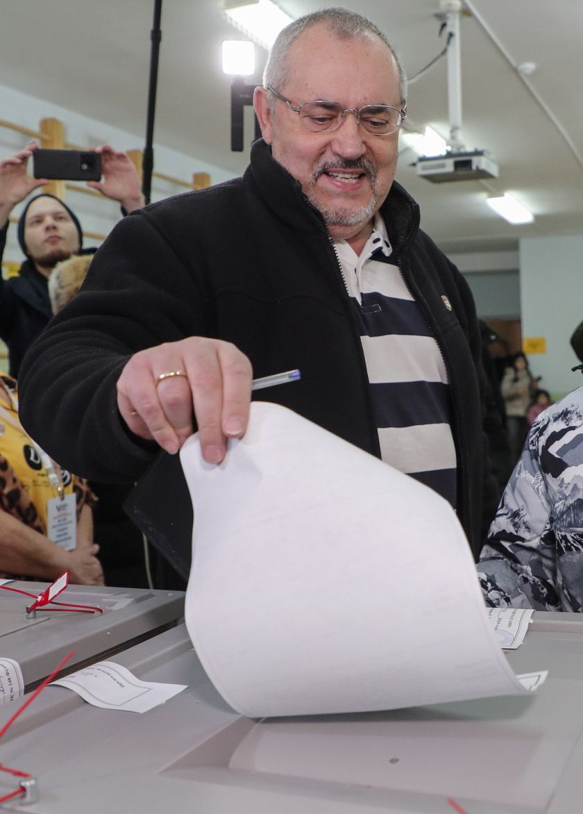 Disqualified candidate Boris Nadezhdin votes in Russian presidential elections - RIPRODUZIONE RISERVATA