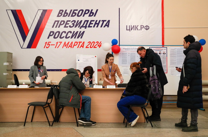 People vote in Russian presidential elections, in Kazakhstan - RIPRODUZIONE RISERVATA