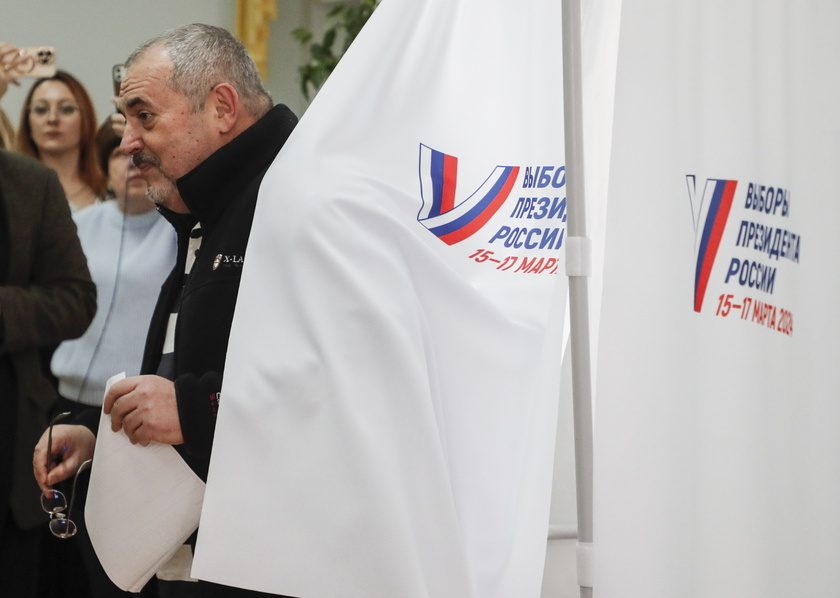 Disqualified candidate Boris Nadezhdin votes in Russian presidential elections - RIPRODUZIONE RISERVATA