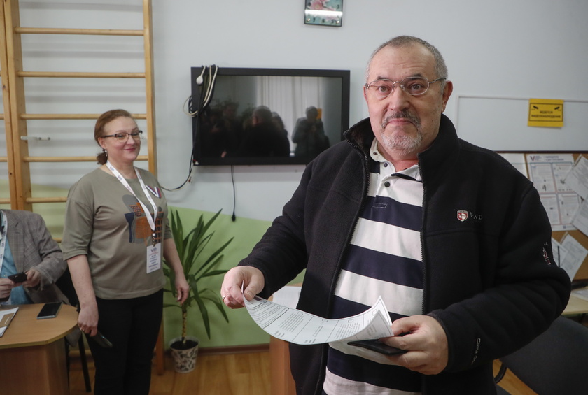 Disqualified candidate Boris Nadezhdin votes in Russian presidential elections - RIPRODUZIONE RISERVATA