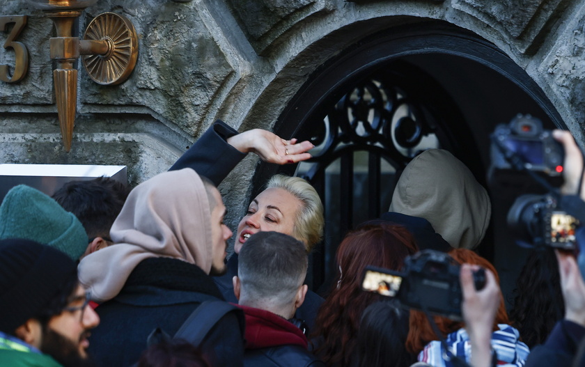 Yulia Navalnaya widow of dissident Alexei Navalny queues outside Russian embassy in Berlin - RIPRODUZIONE RISERVATA