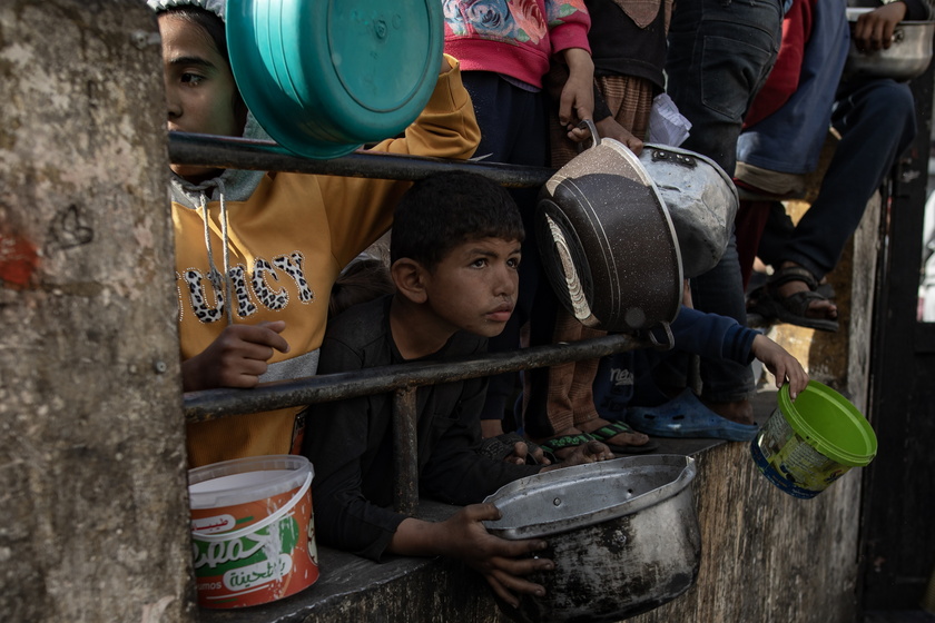 Internally displaced Palestinians gather to collect food aid in Rafah - RIPRODUZIONE RISERVATA