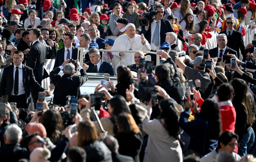 Pope Francis attends his general audience in Vatican - RIPRODUZIONE RISERVATA