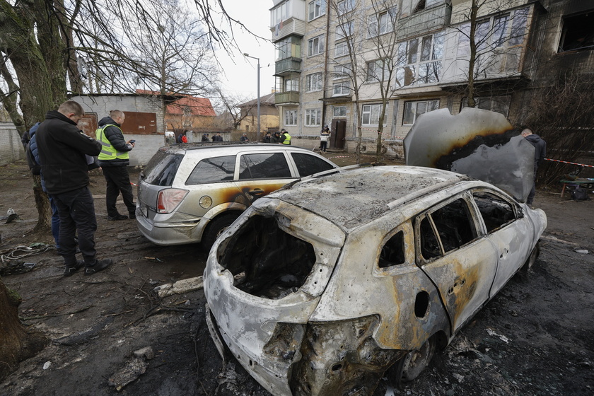 At least 10 people injured after a missile strike in Kyiv - RIPRODUZIONE RISERVATA