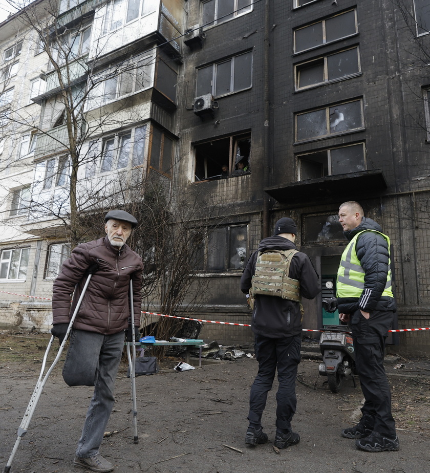 At least 10 people injured after a missile strike in Kyiv - RIPRODUZIONE RISERVATA