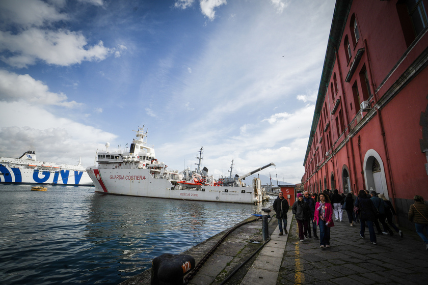 File turisti a Napoli al Molo San Vincenzo, effetto Mare Fuori - RIPRODUZIONE RISERVATA