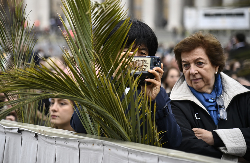 ++ Il papa con la voce affaticata, non legge l 'omelia ++ - RIPRODUZIONE RISERVATA