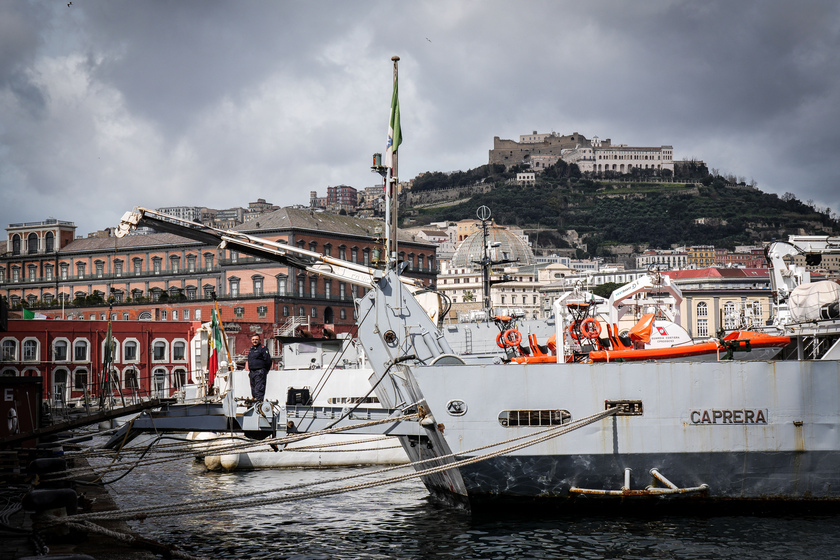 File turisti a Napoli al Molo San Vincenzo, effetto Mare Fuori - RIPRODUZIONE RISERVATA