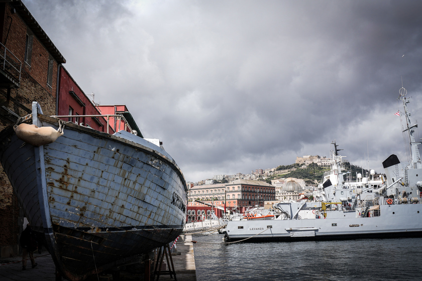 File turisti a Napoli al Molo San Vincenzo, effetto Mare Fuori - RIPRODUZIONE RISERVATA