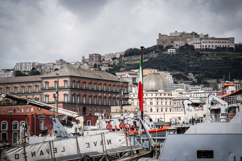 File turisti a Napoli al Molo San Vincenzo, effetto Mare Fuori - RIPRODUZIONE RISERVATA