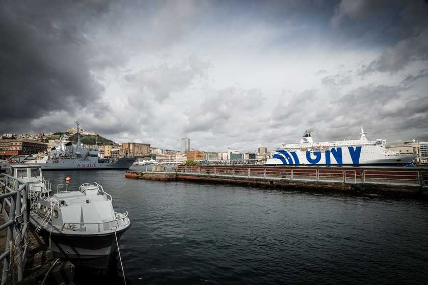 File turisti a Napoli al Molo San Vincenzo, effetto Mare Fuori - RIPRODUZIONE RISERVATA