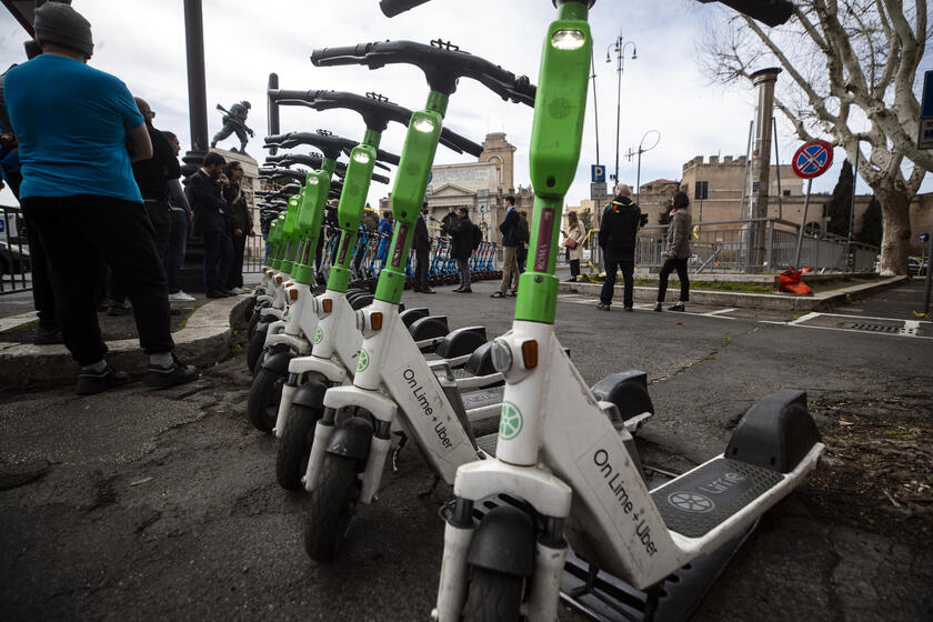 Protesta degli operatori della sharing mobility contro il DDL Sicurezza Stradale