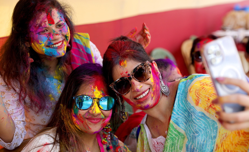 Holi festival celebrations in Kolkata - RIPRODUZIONE RISERVATA