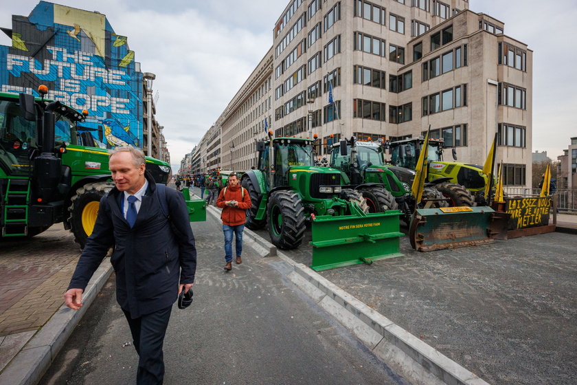 I trattori nel quartiere Ue, roghi davanti all 'Eurocamera - RIPRODUZIONE RISERVATA