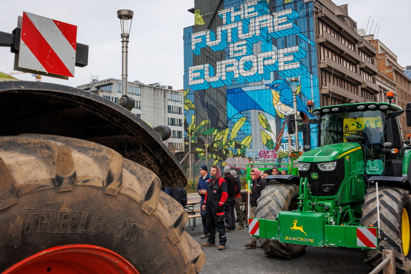 I trattori nel quartiere Ue, roghi davanti all 'Eurocamera - RIPRODUZIONE RISERVATA