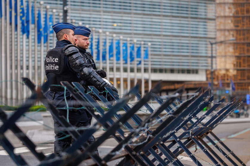 I trattori nel quartiere Ue, roghi davanti all 'Eurocamera - RIPRODUZIONE RISERVATA