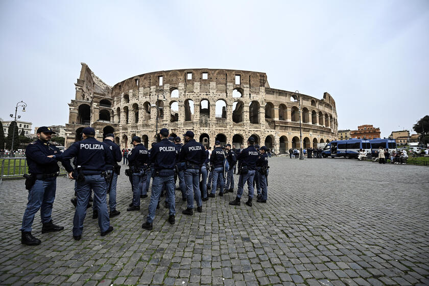 Clean-up operations with police dogs before Via Crucis - RIPRODUZIONE RISERVATA