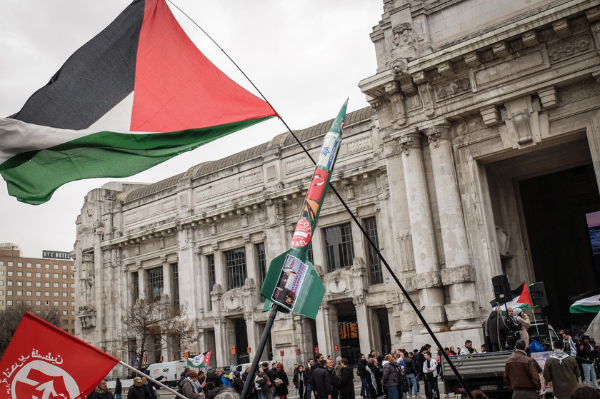 Presidio pro Palestina a Milano, striscioni contro Meloni - RIPRODUZIONE RISERVATA